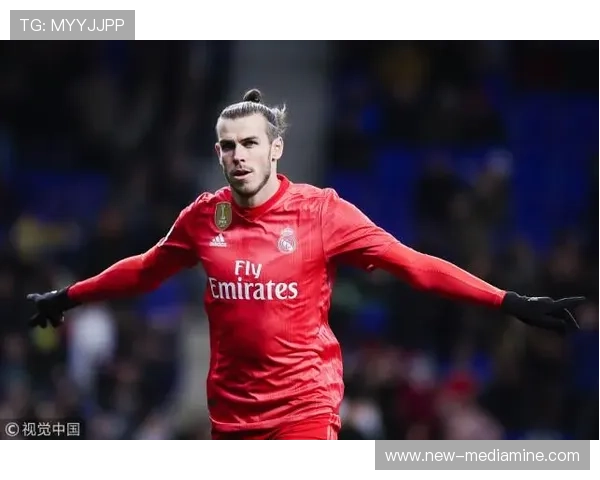 足球明星贝尔展现阳光微笑瞬间引发球迷热烈追捧与喜爱